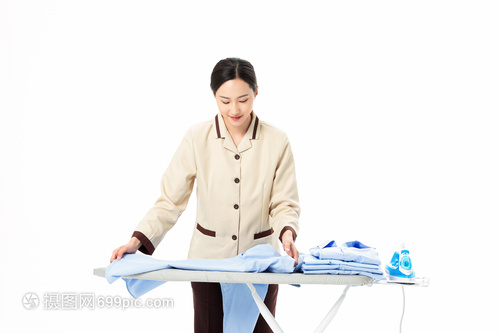 家政服務(wù)中的女性力量 熨燙衣物，守護家庭整潔與溫馨